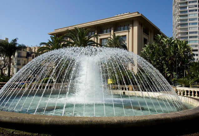 В Монако пьяный водитель протаранил фонтан